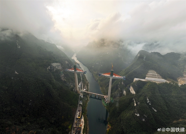 亚洲第一高墩矮塔斜拉桥完成索塔封顶：3号主墩高度216米