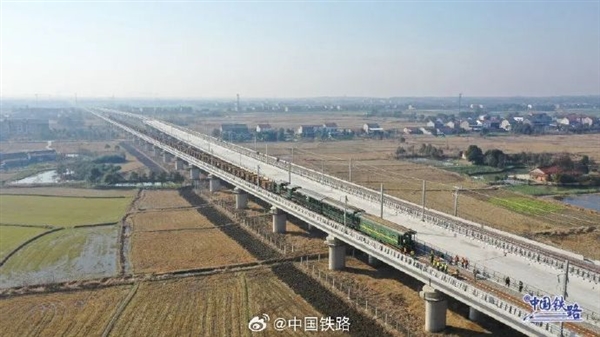 荆荆高铁进入正式铺轨阶段：全长77.6公里、设计时速350公里