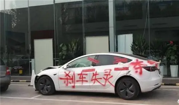 死磕到底！车顶维权女车主：特斯拉刹车失灵事件过去3年 官方仍未提供数据