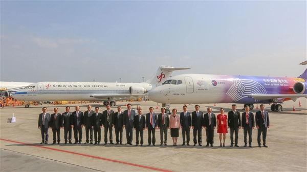 国产飞机第一次！首批2架客改货ARJ21交付：最大载重10吨