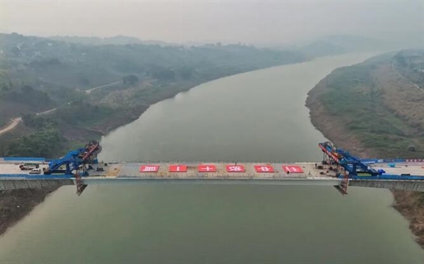 全国首例！重庆广阳湾大桥完成百米钢箱梁挂篮提升合龙