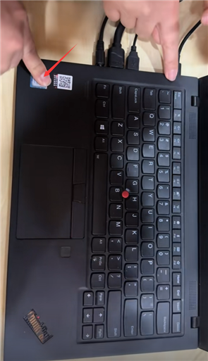 一群人半天找不到ThinkPad开机键 对着小红点、指纹一顿