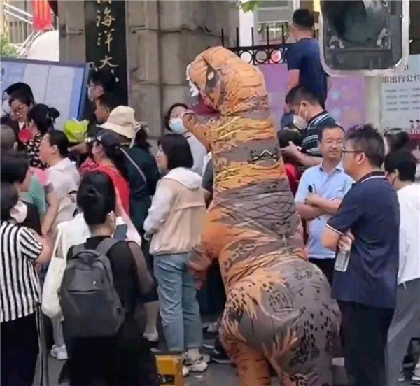 班主任和家长扮恐龙接中考生 现场让网友看笑：可爱的显眼包