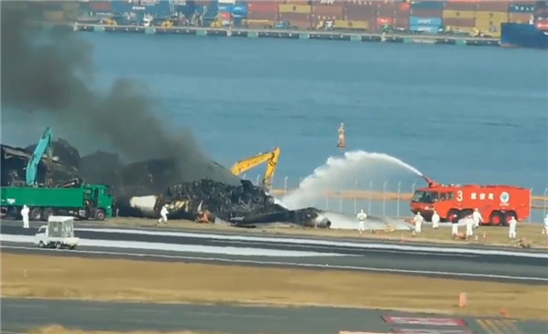 致5死1重伤 日本航班撞毁清理过程中又冒烟起火：消防车紧急救援