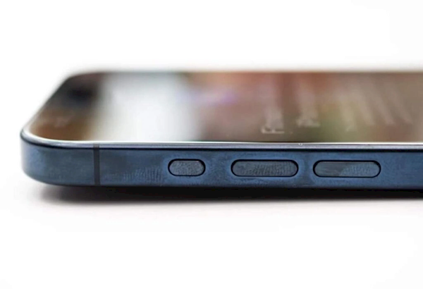 苹果承认指纹会导致iPhone 15 Pro钛合金边框变色：清洁可恢复