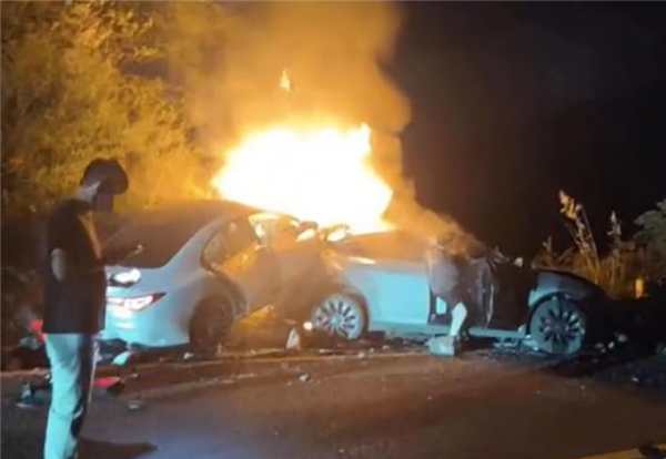 网曝特斯拉被奔驰撞车后起火：车主因方向盘卡住被烧死