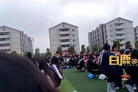 毕业典礼学校安排学生在操场吃席：画面仪式感拉满