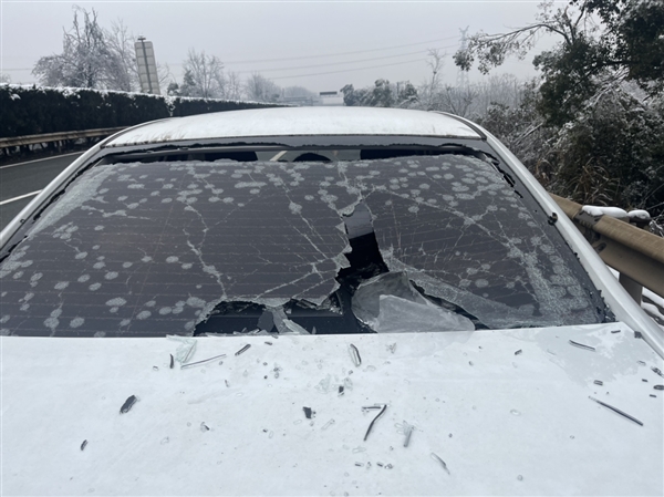 武汉过江大桥“冰凌坠落”砸烂汽车！官方通报除冰与赔偿情况