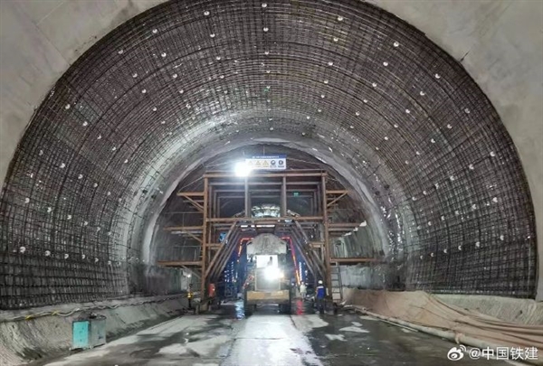 西十高铁首隧贯通：建成后武汉至西安2小时通达