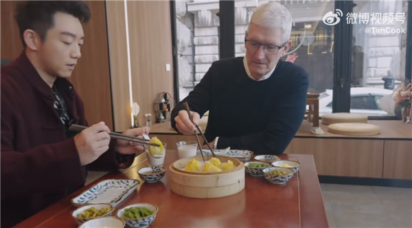 苹果CEO库克突然到访上海：与郑恺外滩偶遇 品尝特色小吃汤包