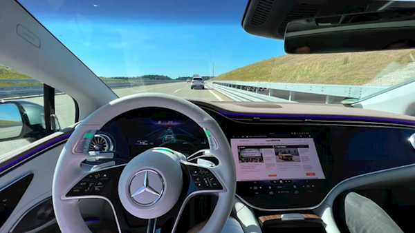 奔驰美国推出L3级自动驾驶：开车可玩游戏 出事故算奔驰的