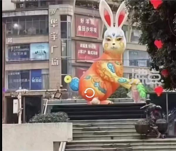 重庆街头巨型兔子灯被市民吐槽太丑：已开拆 有网友抱不平