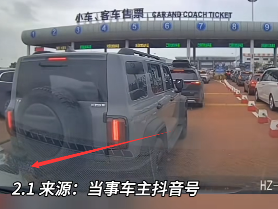 奔驰车男子砸车监控曝光：正常交替行驶 事发时奇瑞车非老奶奶驾驶