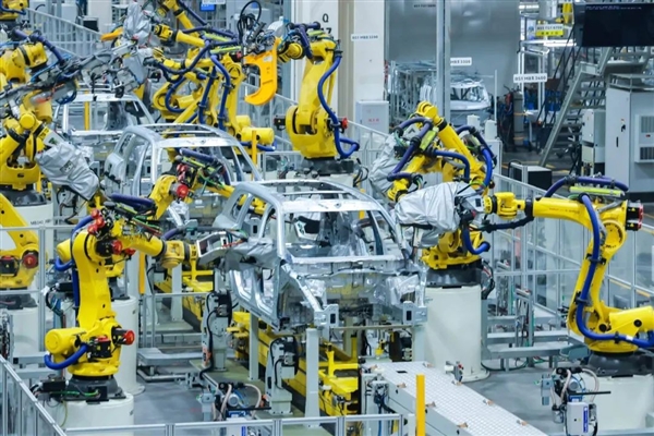 问界M9首批车主提车！赛力斯超级工厂建成投用：9000T压铸机全球领先