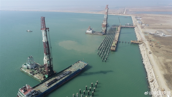 东营港首个10万吨级通用泊位码头主体完工：混凝土构件达1.2