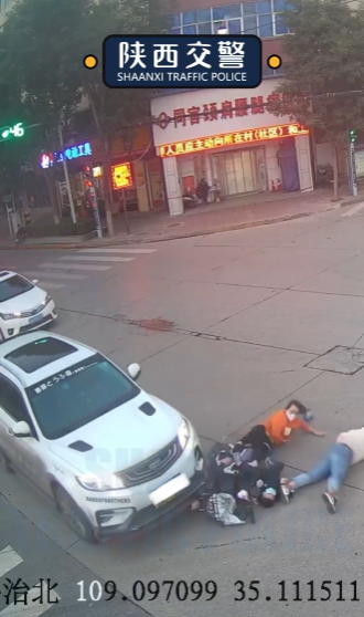 女子骑电动车载两人闯红灯被撞 被判全责 网友：这才是公正