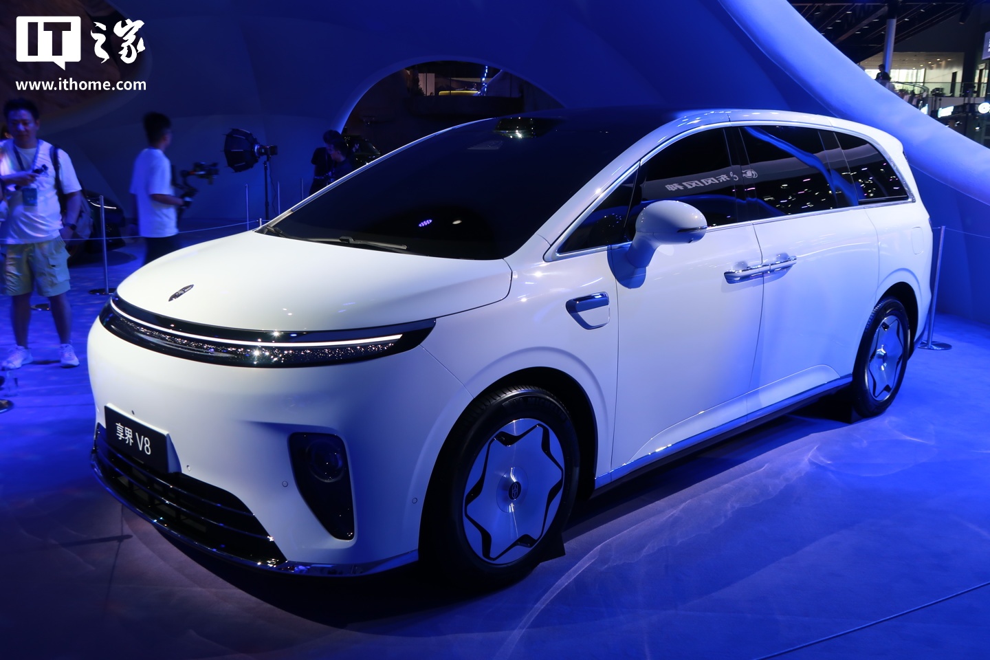 享界V8主打家用大空间：电动招财猫座椅是亮点，价格待定
