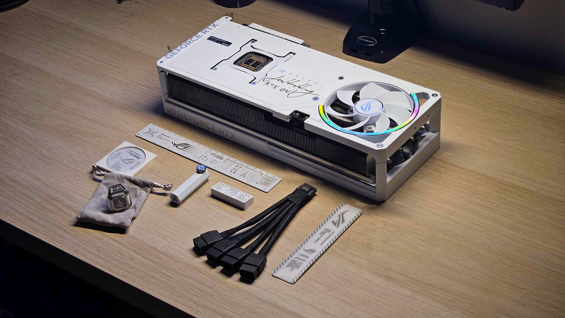 黄仁勋签名RTX 5090孤品将拍卖：值不值得入手？