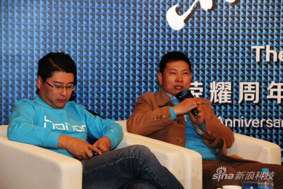 专访余承东:华为不与小米竞争(图1) 华为消费者BG CEO余承东(右),华为荣耀总裁刘江峰(左)