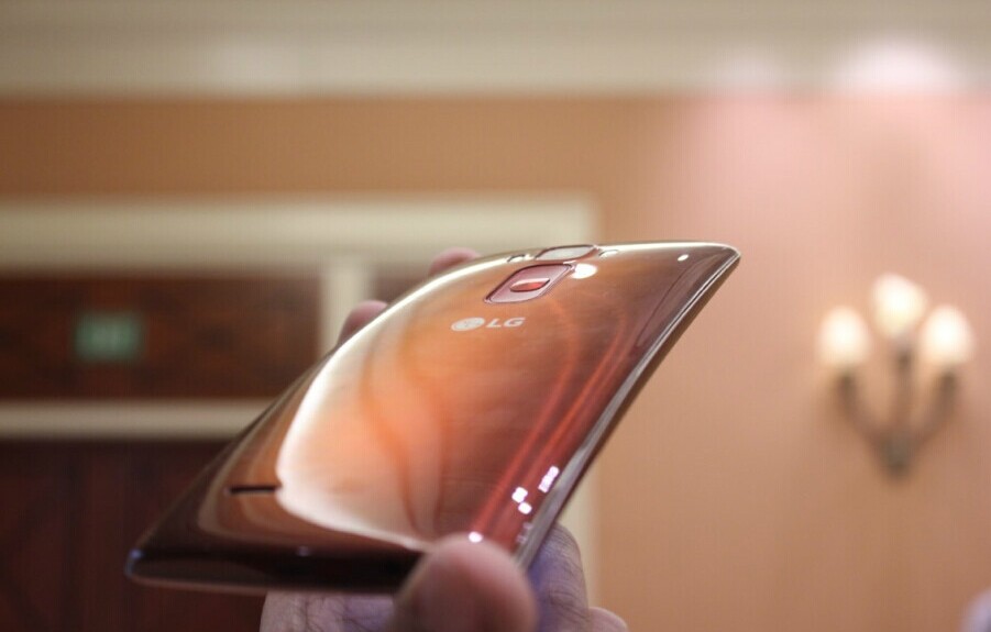 LG推出第二代曲面手机  Flex G2亮相CES2015