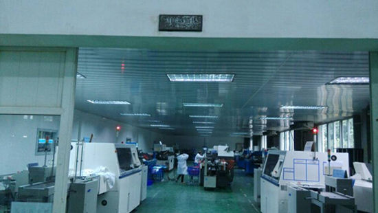 探秘亚洲最大的空气净化器生产基地(图14) (图为AI自动插件车间)