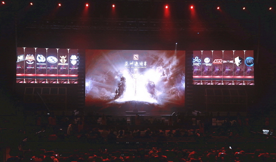 依托新媒体 三星曲面显示器“先手”助阵DOTA2亚洲邀请赛(图2) 依托新媒体 三星曲面显示器“先手”助阵DOTA2亚洲邀请赛(图2)