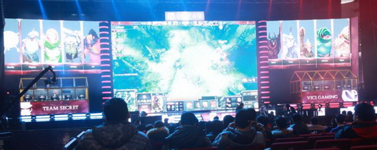 依托新媒体 三星曲面显示器“先手”助阵DOTA2亚洲邀请赛(图4) 依托新媒体 三星曲面显示器“先手”助阵DOTA2亚洲邀请赛(图4)