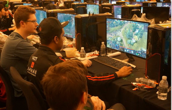依托新媒体 三星曲面显示器“先手”助阵DOTA2亚洲邀请赛(图7) 依托新媒体 三星曲面显示器“先手”助阵DOTA2亚洲邀请赛(图7)