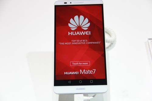 白色版华为Mate7亮相MWC2015 智能穿戴设备成焦点(图2) 21