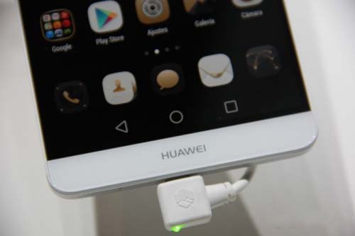 白色版华为Mate7亮相MWC2015 智能穿戴设备成焦点(图4) 23
