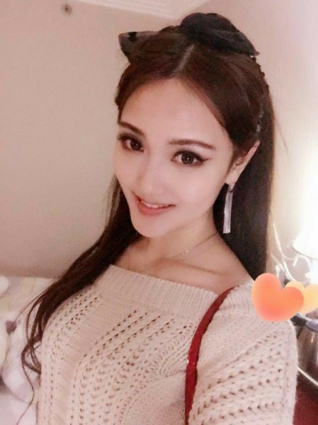 360“侧脸女神PK冷傲女王”,直播工位引20万宅男涌入围观(图5) 6