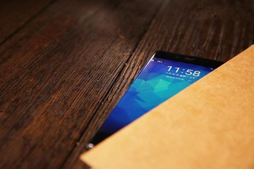 无边框设计超赞!Nubia Z9真机谍照曝光(图1) 01