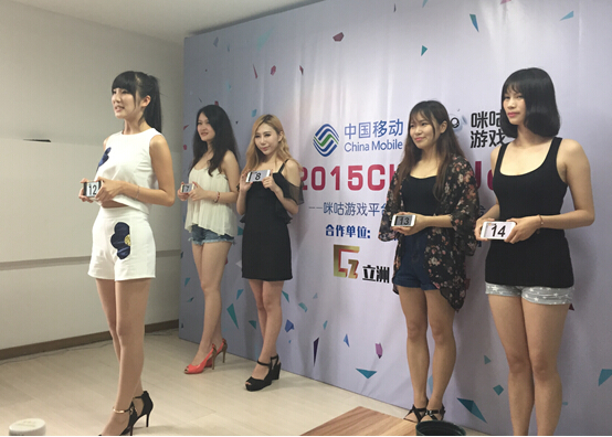 ChinaJoy 着装出新规,咪咕游戏海选现场秀美腿(图3) 3