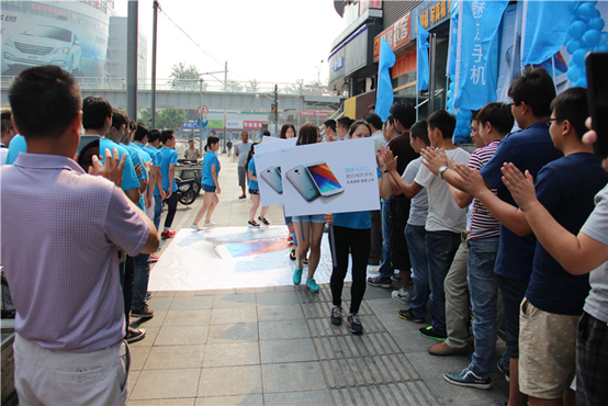 堪比iPhone 6上市 魅族MX5首发场面火爆(图1) 堪比iPhone 6上市 魅族MX5首发场面火爆(图1)