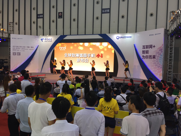 4.9mm小i领衔天翼展 ivvi CDMA全模阵营亮相(图1) 4.9mm小i领衔天翼展 ivvi CDMA全模阵营亮相(图1)
