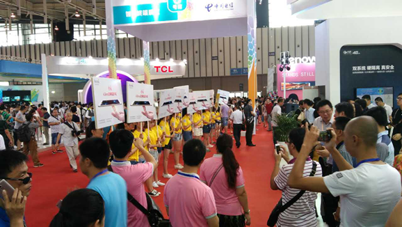 4.9mm小i领衔天翼展 ivvi CDMA全模阵营亮相(图3) 4.9mm小i领衔天翼展 ivvi CDMA全模阵营亮相(图3)