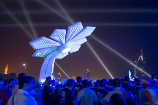 神奇“大树”白天吸收太阳能 夜间变成充电站和WIFI热点(图1) 4
