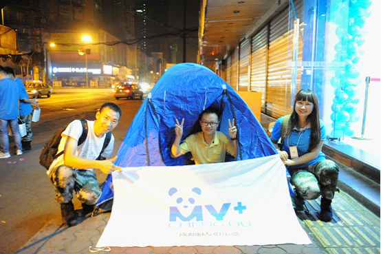 魅族MX5线下首次销售 魅友彻夜排队搭帐篷(图1) 魅族MX5线下首次销售 魅友彻夜排队搭帐篷(图1)