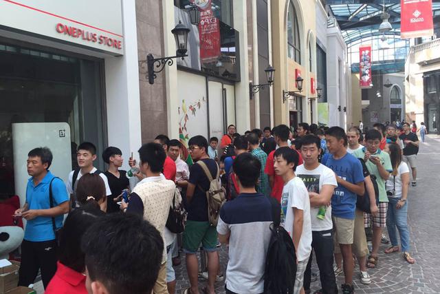 一加手机2开启线下首销 现场人气爆棚(图1) 123419787