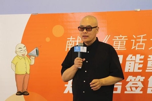 5小时签2000台故事机 郑渊洁成“互联网+”写作第一人(图2) 5小时签2000台故事机 郑渊洁成“互联网+”写作第一人(图2)