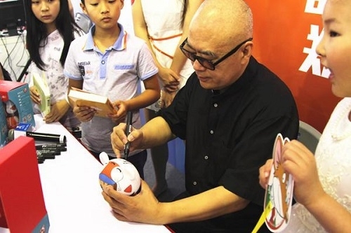5小时签2000台故事机 郑渊洁成“互联网+”写作第一人(图1) 5小时签2000台故事机 郑渊洁成“互联网+”写作第一人(图1)