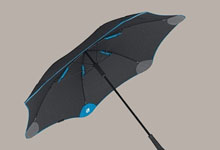 售价高达65美元的雨伞 只是为了防止被吹翻？