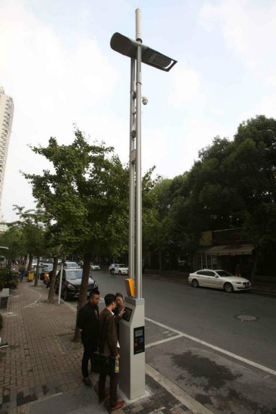 超牛“智慧路灯”——提供免费WiFi 还能给汽车充电(图3) _1