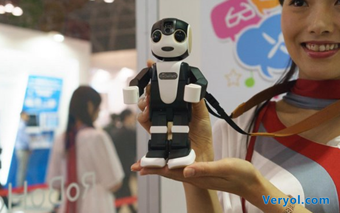 夏普另类科技RoBoHoN机器人手机亮相(图1) 15214J496-0