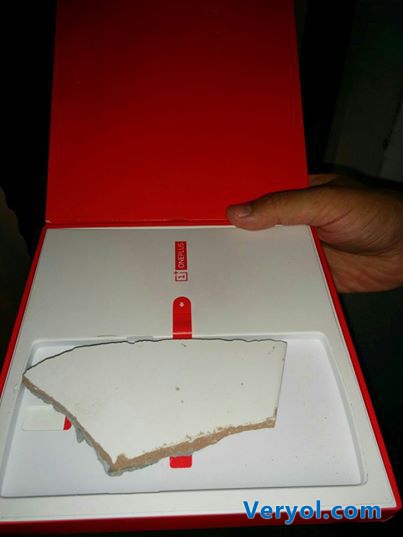 快递再遇尴尬!印度用户手机被“掉包”成砖头(图1) 1