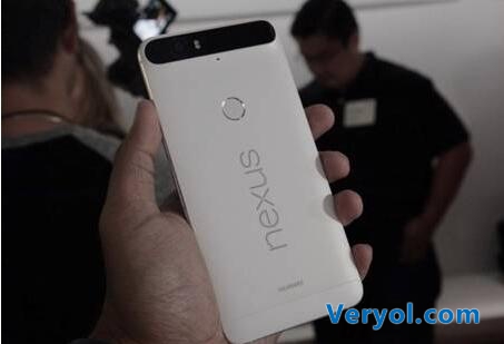 如果华为Nexus 6P看你顺眼 它还能给你充电!(图1) 20151021085253