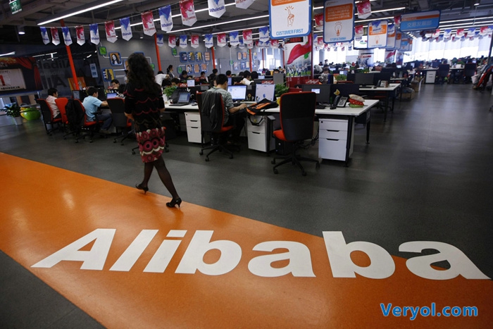 阿里欲将收购优酷土豆?小米次世代新品曝光!(图1) File photo of an employee walking past a logo of Alibaba Group at its headquarters on the outskirts of Hangzhou