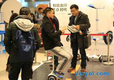 爱尔威平衡车智能车犀利亮相2015虎嗅F&M创新节(图2) 说明: C:UsersAdministratorAppDataRoamingTencentUsers7163944QQWinTempRichOleB[MJ2II`QPBN@GM_VNJ0JD.png