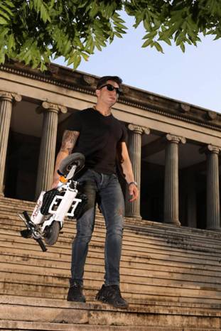 让出行成为享受——爱尔威智能滑板车Z3(图3) 说明: http://www.airwheel.cn/img/full/Airwheel_20151027095928161.jpg