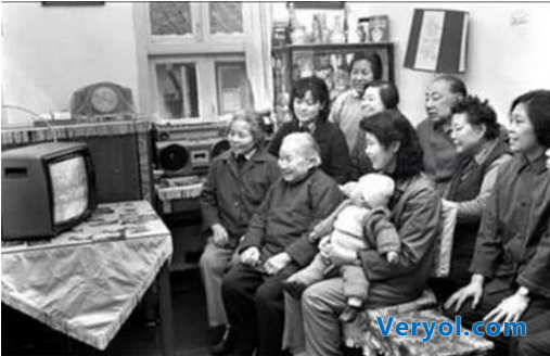 春运火车票“开抢”,追忆那些年火车上的“大件年货”(图1) 春运火车票“开抢”,追忆那些年火车上的“大件年货”